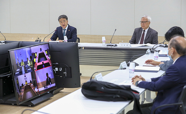 10일 오전 서울 서초구 국제전자센터에서 열린 중앙재난안전대책본부 제1차 생활방역위원회에서 박능후 보건복지부 장관(맨 왼쪽)이 발언하고 있다. (사진=보건복지부 제공)