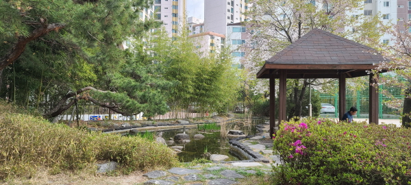 진달래와 철쭉이 활짝 핀 교정에 아이들의 웃음소리가 가득차야 진정한 봄이 오는 것이다.
