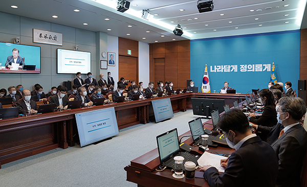 문재인 대통령이 9일 오후 청와대에서 열린 수석·보좌관회의를 주재하고 있다. (사진=청와대)