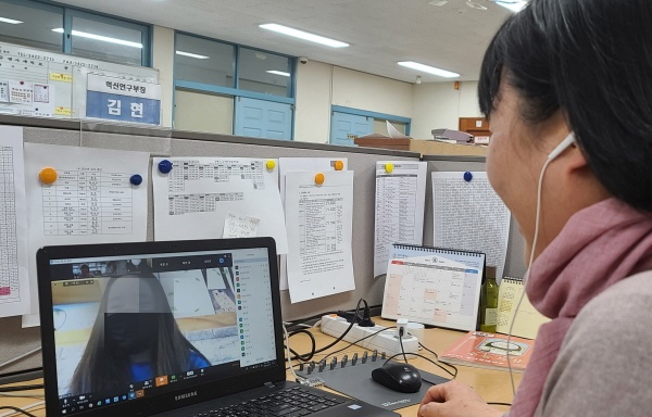 "온라인 개학이라도 해서 다행이에요"라고 말하는 한 학생.
