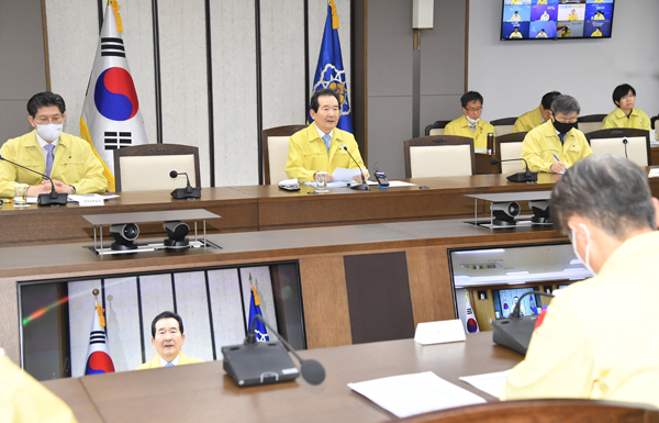 정세균 국무총리가 16일 정부세종청사에서 열린 중앙재난안전대책본부 회의를 주재하고 있다.