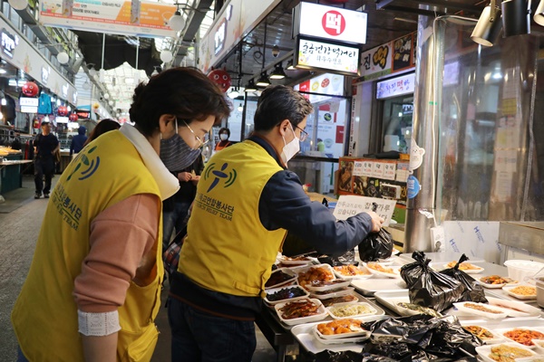 한국기독교연합봉사단이 방학동 도깨비시장에서 장을 보고 있다.