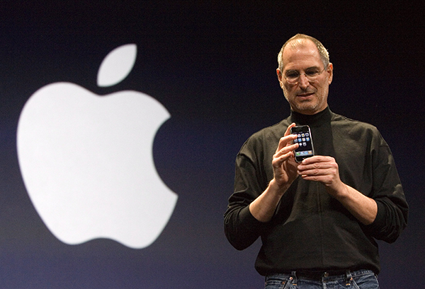 스티브 잡스가 2007년 캘리포니아 샌프란시스코에서 열린 맥월드 엑스포에서 기조연설을 마친 후 새로운 애플 아이폰과 포즈를 취하고 있다. (사진=저작권자(c) 연합뉴스/EPA/JOHN G. MABANGLO, 무단 전재-재배포 금지)