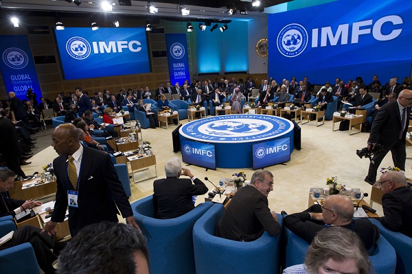13일(현지시간) 미국 워싱턴DC 소재 국제통화기금(IMF) 본부에서 열린 국제통화금융위원회(IMFC) 회의 전경. IMF의 24개 이사국 대표로 이뤄진 IMFC는 이날 회의를 마치고 발표한 성명에서 내년에 세계 경제 성장세가 강해질 것으로 예상하지만 위험 요소가 여전하며 국제 협력을 강화할 필요가 있다고 밝혔다.