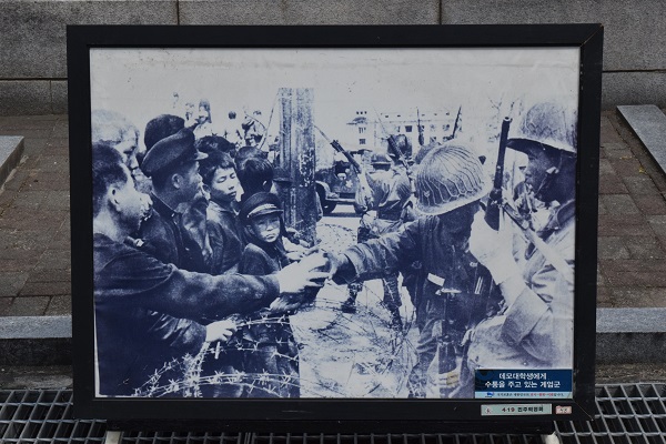 4.19 혁명 60주년 기념 특별 사진전. 계엄군이 시위에 참여한 학생에게 수통을 건네고 있다.