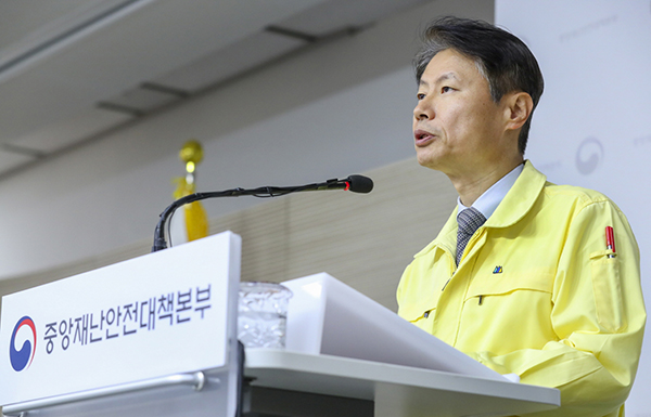 김강립 중앙재난안전대책본부 제1총괄조정관(보건복지부 차관)이 18일 세종시 정부세종청사에서 코로나19 대응 중앙재난안전대책본부 회의 결과 등 정례브리핑을 하고 있다. (사진=보건복지부 제공)