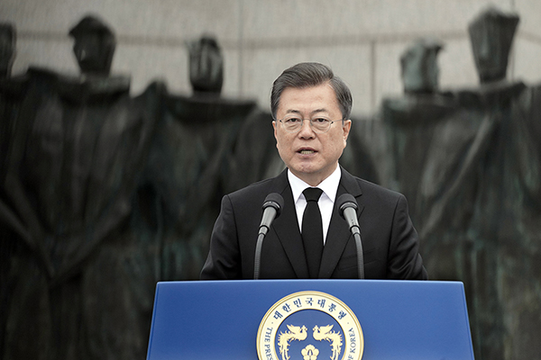문재인 대통령이 19일 오전 서울 강북구 국립4.19민주묘지에서 열린 제60주년 4.19혁명 기념식에서 기념사를 하고 있다.(사진=청와대)