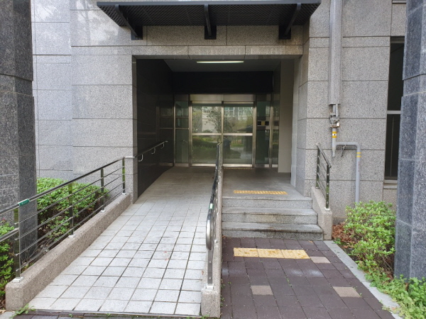 경사형 도로와 점자 보도블록이 설치된 아파트 단지.
