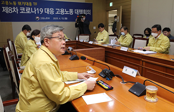 이재갑 고용노동부 장관(왼쪽)이 13일 오전 세종시 정부세종청사에서 열린 코로나19 대응 고용노동 대책회의를 주재하며 발언하고 있다. (사진=저작권자(c) 연합뉴스, 무단 전재-재배포 금지)