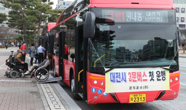 대전 시청 남문에서 열린 대전시 3문 저상 시내버스 첫 운행 시승식에서 장애인들이 버스에 오르고 있다.