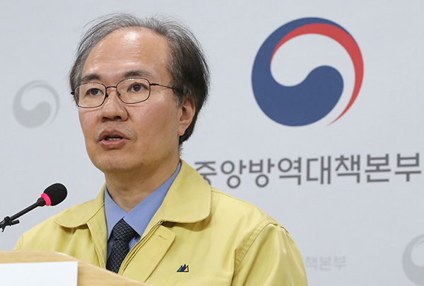 브리핑하는 권준욱 중앙방역대책본부 부본부장. (사진=저작권자(c) 연합뉴스, 무단 전재-재배포 금지)
