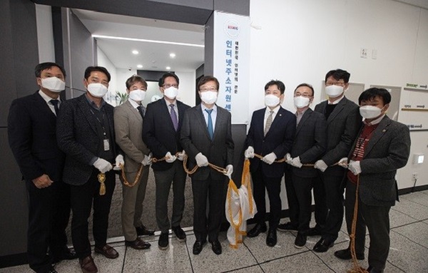 22일 전라남도 나주시 ‘한국인터넷진흥원’에서 인터넷주소자원센터 이전 개소식 참석자들이 단체사진을 촬영하고 있다.(사진=과기정통부)