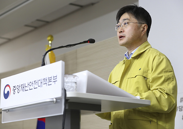윤태호 중앙사고수습본부 방역총괄반장(보건복지부 공공보건정책관)이 22일 세종시 정부세종청사에서 코로나19 대응 중앙재난안전대책본부 회의 결과 등 정례브리핑을 하고 있다. (사진=보건복지부 제공)