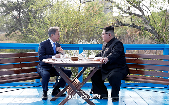 문재인 대통령과 김정은 국무위원장은 2018년 4월 27일 열린 남북정상회담에서 도보다리 친교 산책 후 끝지점에 단둘이 앉아 대화를 나누고 있다.