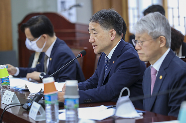 박능후 보건복지부 장관(오른쪽 두 번째)과 최기영 과학기술정보통신부 장관(오른쪽 첫 번째) 주재로 24일 정부서울청사에서 열린 코로나19 치료제·백신 개발 범정부 지원단 제1차 회의가 열리고 있다. (사진=보건복지부 제공)