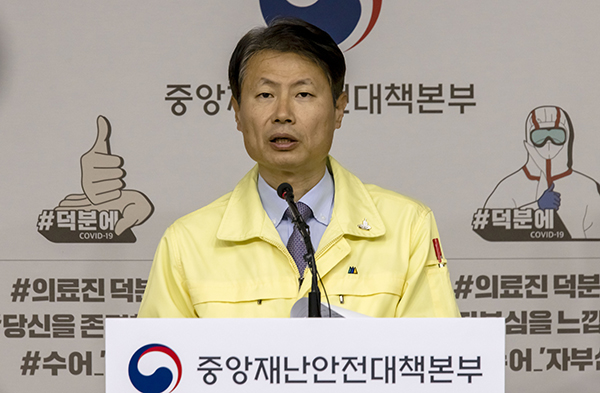 김강립 중앙재난안전대책본부 제1총괄조정관(보건복지부 차관)이 24일 코로나19 대응 중앙재난안전대책본부 회의 결과 등 정례브리핑을 하고 있다. (사진=보건복지부 제공)