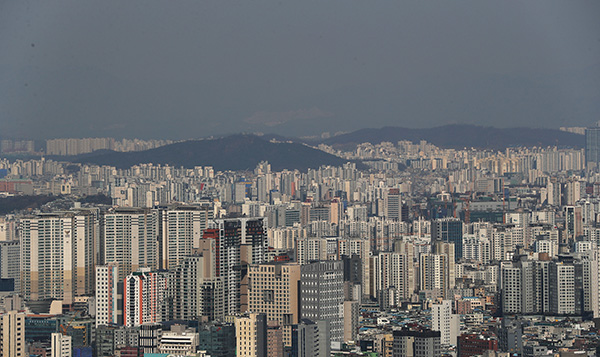 ‘공동주택관리법’ 시행령과 시행규칙 개정안이 24일부터 시행된다. 이에 따라 공동주택의 집주인뿐 아니라 세입자도 동대표가 될 수 있고 100세대 이상 단지는 관리비 등을 공개해야 한다.(사진=저작권자(c) 연합뉴스, 무단 전재-재배포 금지)