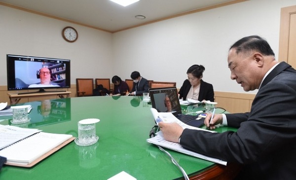홍남기 부총리 겸 기획재정부 장관이 24일 오후 정부서울청사에서 알라스테어 윌슨 무디스(Moody's) 국제신용평가사 국가신용등급 글로벌총괄과 화상회의를 하고 있다. (사진=기획재정부)