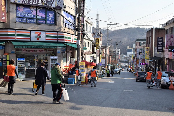 마을에서 방역작업 중인 성남시 자율방재단 단원들