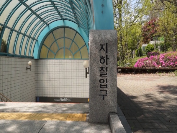 B(BUS), M(METRO), W(WALK) 함께해요! 대중교통 이용과 걷기.