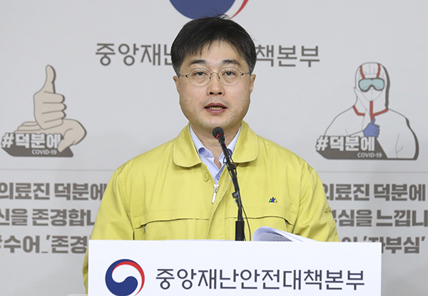 윤태호 중앙사고수습본부 방역총괄반장(보건복지부 공공보건정책관)이 28일 정례브리핑에서 지난 100일 동안의 코로나19 방역과정 등을 설명하고 있다. (사진=보건복지부 제공)