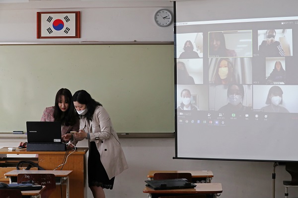  31일 오후 원격교육 시범학교로 지정된 서울 마포구 서울여자고등학교에서 교사가 학생과 함께 온라인 개학을 위해 원격 수업을 준비하고 있다.(사진=저작권자(c) 연합뉴스, 무단 전재-재배포 금지)