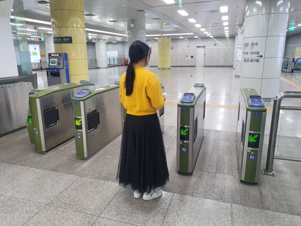 지하철 역에서 후불 교통카드기능이 탑재된 교통카드를 사용해보았다.