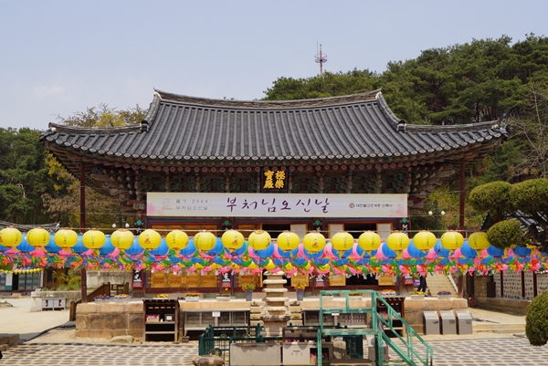 경기도 여주시에 있는 천년고찰 신륵사 대웅보전 앞에 연등이 걸려있다