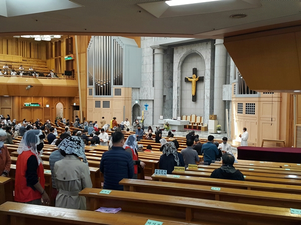 성당에 나오지 않고도 집에서 주일미사를 온라인으로 권장한다.