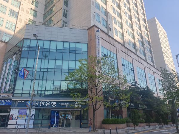 가까운 곳에 위치한 고용복지플러스센터 전경