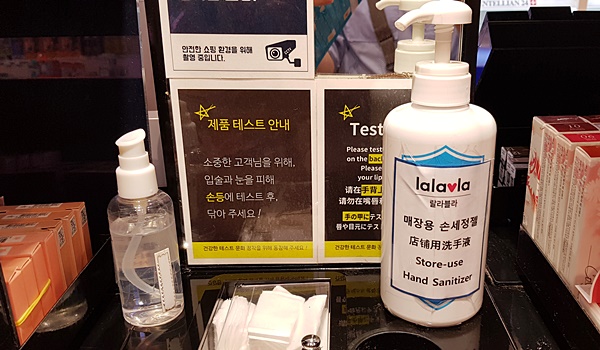 점원은 손 소독제와 문구를 보여줬다.