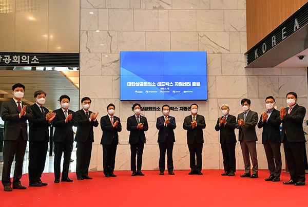 정세균 국무총리와 참석자들이 12일 서울 중구 대한상공회의소에서 열린 ‘규제 샌드박스 지원센터’ 출범식에서 현판을 제막한 후 박수를 치고 있다.