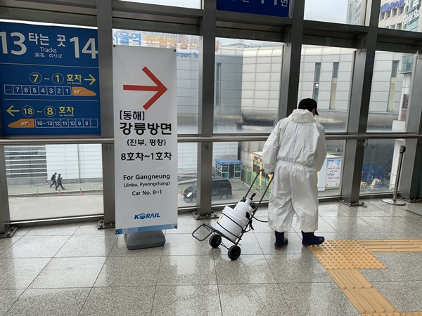 우리나라에서 가장 많은 승객이 드나드는 서울역사를 소독하고 있다.