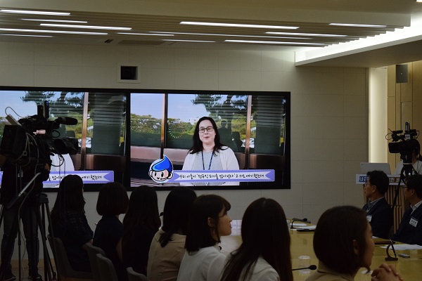 경기도청 콜센터 직원들의 정규직 전환식 현장.