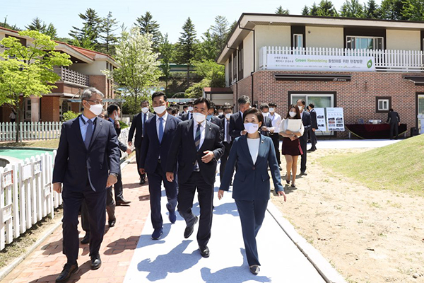 김현미 국토교통부 장관(가운데)을 비롯한 참석자들이 13일 오전 국토부 그린리모델링 우수사례로 뽑힌 대전시 대덕구 수자원공사 물사랑 어린이집을 둘러보고 있다.(사진=국토교통부 제고)