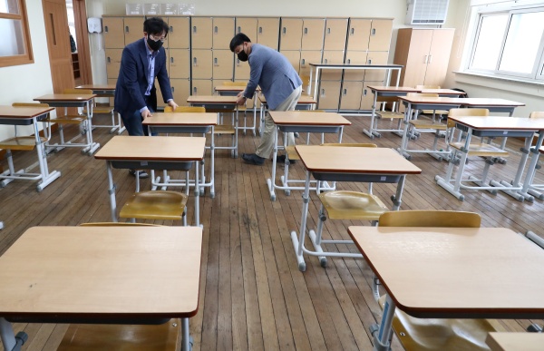 11일 오후 대전 중구 충남여자고등학교에서 학교 관계자들이 책상 사이를 띄어 놓고 있다.(출처=뉴스1)