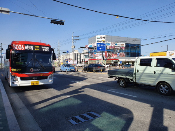 대진대학교 앞 버스정류장에 도착하는 3006번. 3006번 버스는 작년 하반기에 신설됐습니다.