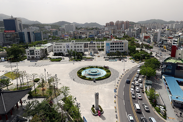 5·18 민주화운동 40주년 기념식이 오는 18일 광주 동구 금남로 옛 전남도청 앞 광장에서 열린다. 5·18 기념식은 1997년 정부 기념일 지정 이후 지난해까지 국립 5·18민주묘지에서 이어져 왔다. 사진은 14일 오전 전일빌딩 옥상에서 내려다본 옛 전남도청 앞 광장의 모습. (사진=저작권자(c) 연합뉴스, 무단 전재-재배포 금지)