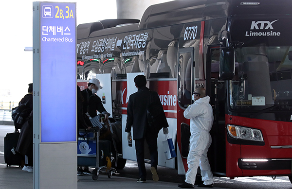 인천국제공항 2터미널에서 유럽발 무증상 입국자들이 KTX 광명역으로 향하는 버스에 탑승하고 있다. 코레일은 코로나19 확산방지를 위해 지난 3월 28일부터 해외입국자 전용 KTX 칸과 공항버스 운행을 시작했다. (사진=저작권자(c) 연합뉴스, 무단 전재-재배포 금지)