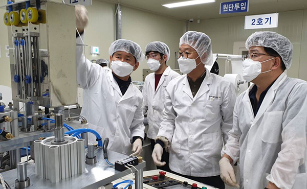 자상한 기업으로 스마트공장 구축에 참여한 삼성전자가 현장에 제조전문가를 투입, 마스크 제조업체에 노하우를 공유하고 있다.(사진=삼성전자 제공)