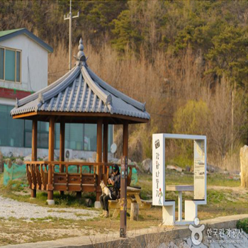 제방길의 끝지점이자, 숲길로 들어가기 전 쉼터 정자