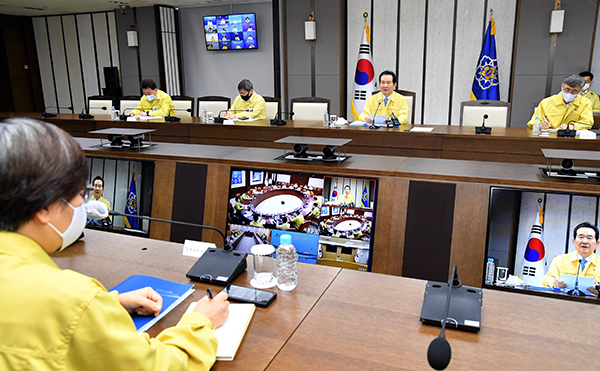 정세균 국무총리가 20일 정부세종청사에서 열린코로나19 중앙재난안전대책본부(중대본) 회의를 주재하고 있다.