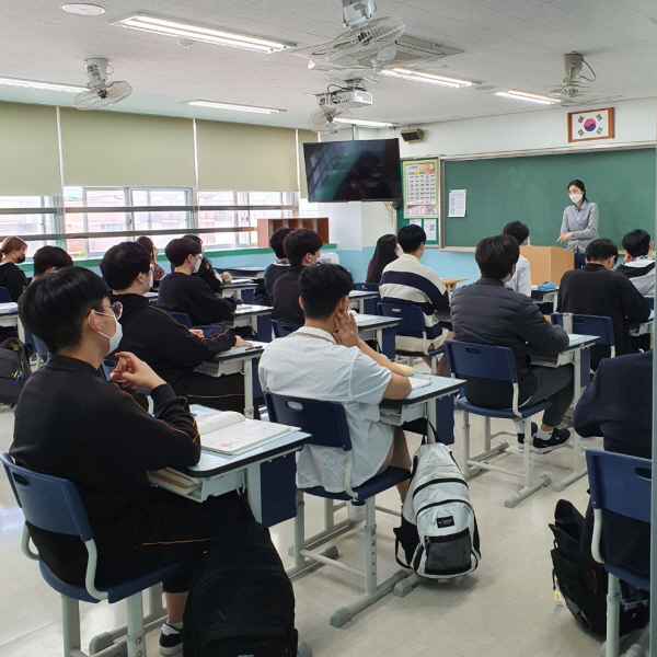 수업시간 내내 교사와 학생 모두 마스크를 착용하고 수업한다.