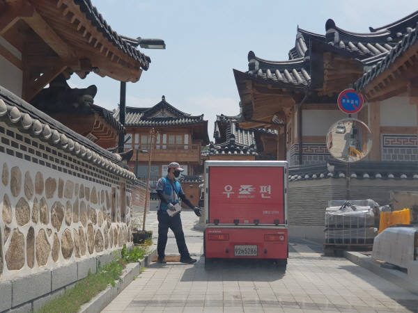 우편배달 중인 은평우체국 집배원(서울 은평 한옥마을)