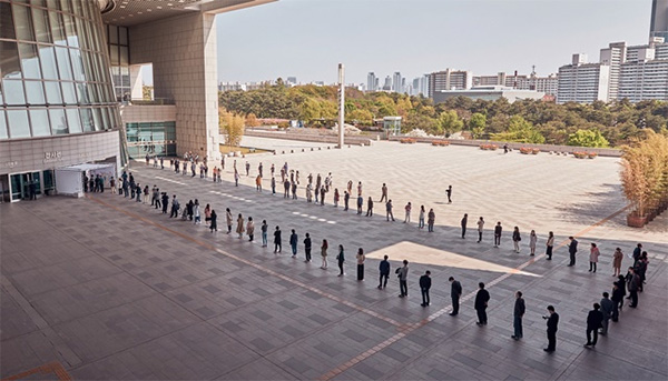 안전한 재개관이 이루어질 수 있도록 국립중앙박물관은 직원들을 대상으로 사전에 모의 입장을 시연했다. 발열 검사와 현장 발권 등 줄 서기에 대비해 2ｍ 간격으로 대기 위치가 바닥에 표시돼 있다.(사진=국립중앙박물관)