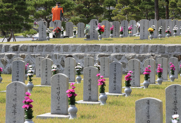 국가보훈처가 6월 ‘호국보훈의 달’을 맞아 ‘함께 이겨낸 역사, 오늘 이어갑니다’라는 주제로 다양한 사업을 추진한다고 28일 밝혔다. 사진은 서울 국립현충원의 사병묘역(아래층)과 장교묘역(위층). (사진=저작권자 (c) 연합뉴스. 무단전재-재배포금지)