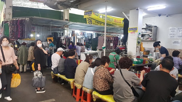 코로나19 확산 완화로 위축됐던 4월 서비스업 생산과 소매 판매가 일부 반등했다. 사진은 지난 18일 오후 대구 서문시장의 한 음식점 모습. (저작권자(c) 연합뉴스, 무단 전재-재배포 금지)