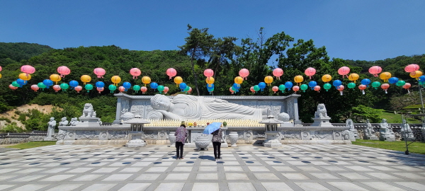 부처님의 공덕으로 코로나19 사태가 조기 종식되길 기도했다.