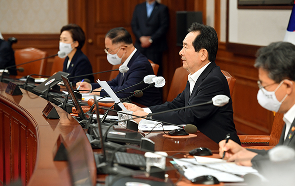 정세균 국무총리가 3일 정부서울청사에서 열린 임시국무회의에서 발언하고 있다.