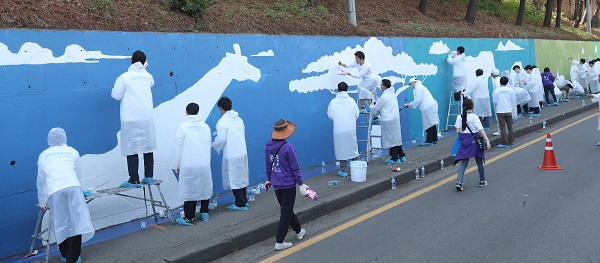 서울 서초구 서초대로66길 옹벽에서 서초구자원봉사센터 관계자들과 두산중공업 임직원들이 동물, 나무 등 자연물 벽화 그리기 작업을 하고 있는 모습. (저작권자(c) 연합뉴스, 무단 전재-재배포 금지)